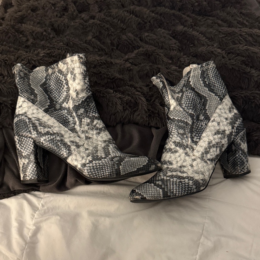 Steve Madden Snakeskin Ankle Boots - Black, Gray and White Size 9.5